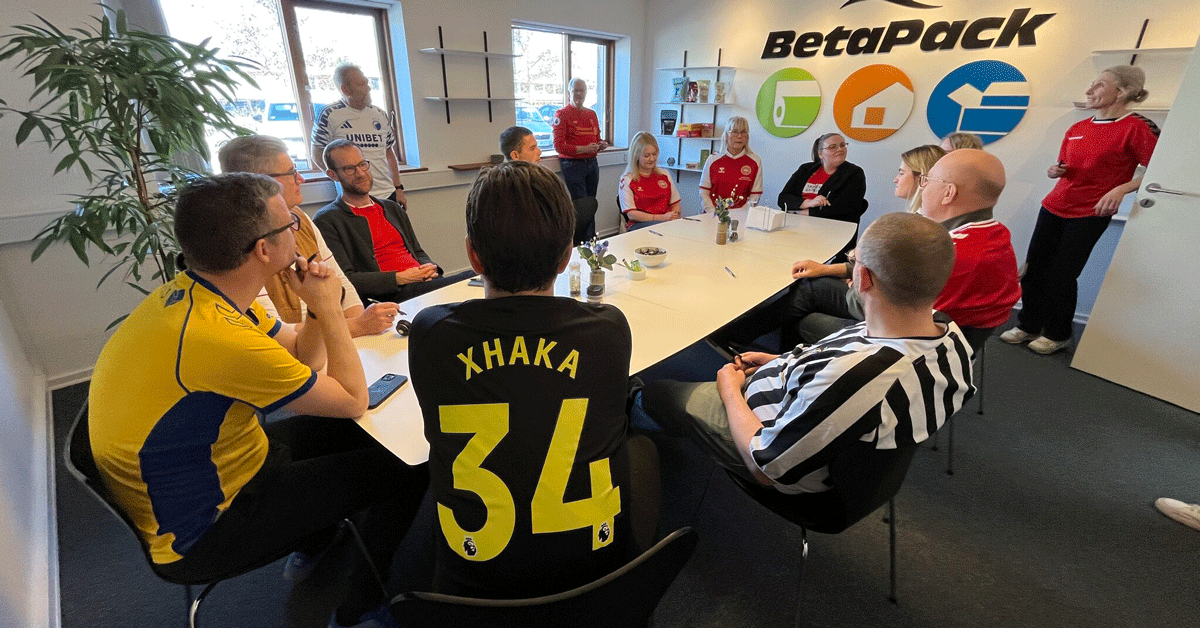 Medarbejdere hos BetaPack i fodboldtrøjer markerer FodboldtrøjeFredag til støtte for Børnecancerfonden.