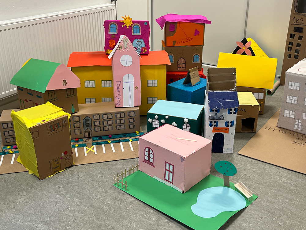 BetaPack donerer til papkasseby