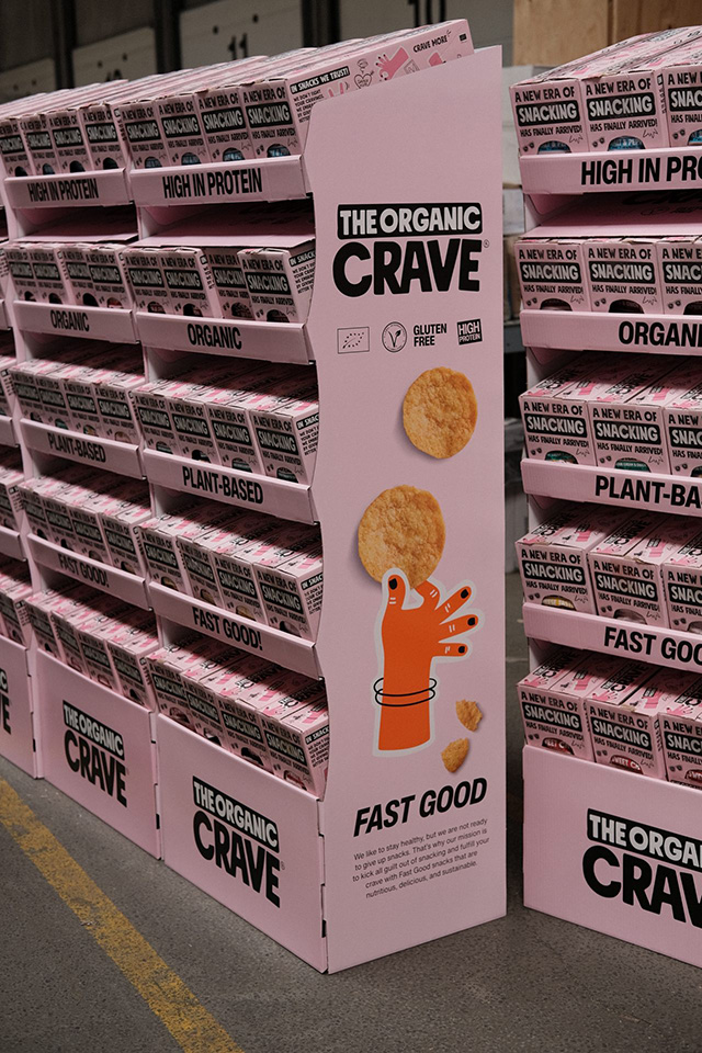 Displayløsning for The Organic Crave, der kombinerer stærk visuel branding med praktisk funktionalitet i butikken